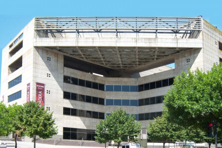 El Teatro Argentino, formidable complejo cultural, sede de la Ópera y el Ballet, forma parte del antiguo eje monumental y cuenta con un teatro de prosa, salones de exposición, salas de concierto y una sala lírica con tres niveles de palcos con capacidad p